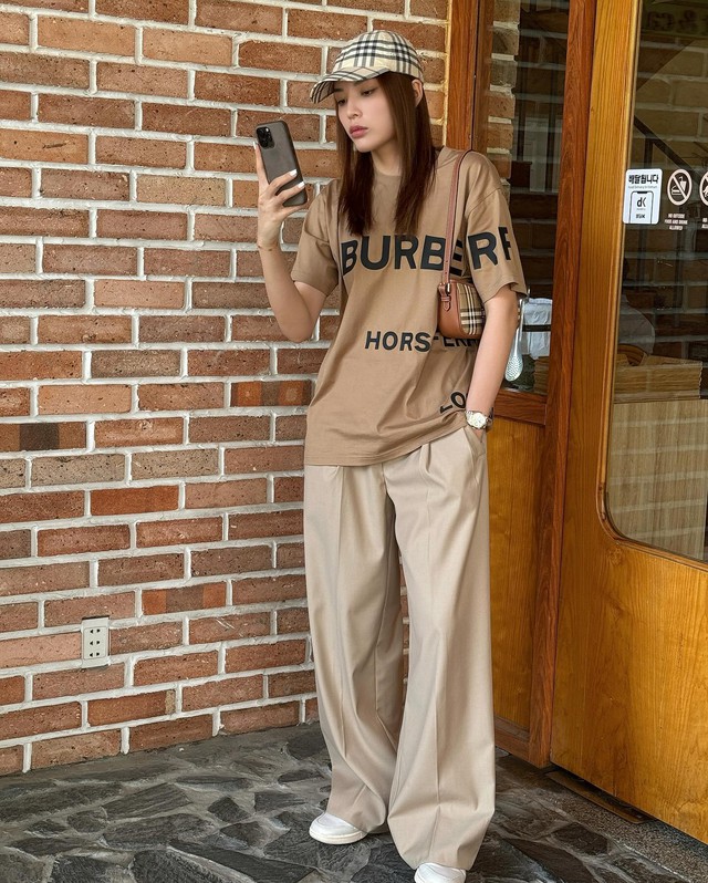 Đôi giày sneaker trắng tăng thêm sự trẻ trung cho outfit, nhưng vẫn đảm bảo độ tinh tế.