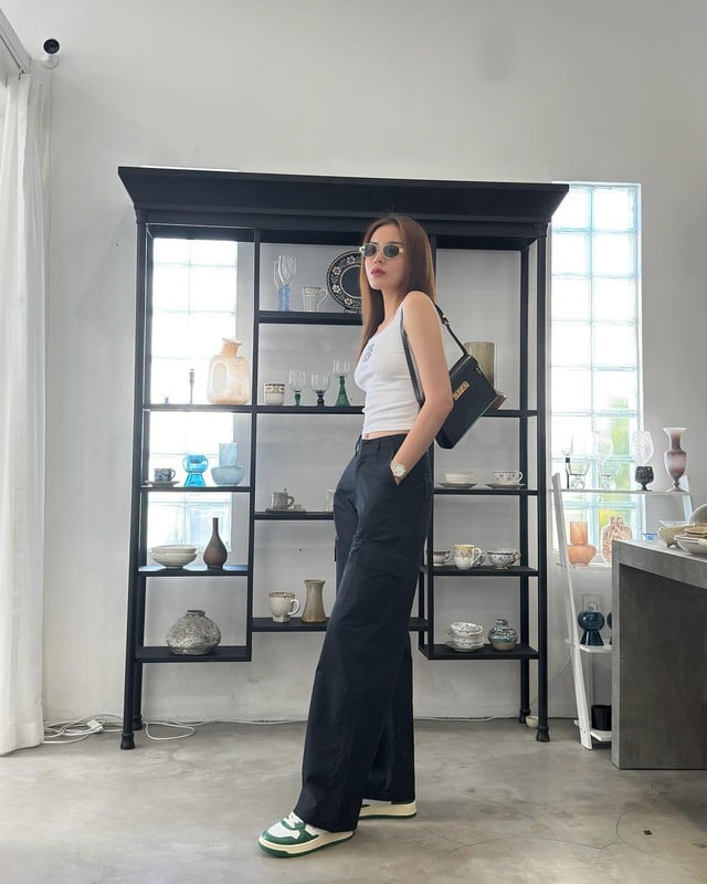 Kỳ Duyên đã tôn lên được những lợi thế vóc dáng như đôi Shbet888 phiên bản mới nhất, vòng eo săn chắc. 