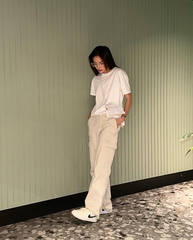 Áo thun trắng, quần túi hộp và giày sneaker giúp người mặc ghi điểm trẻ trung nhưng vẫn có nét trang nhã, thanh lịch.    
