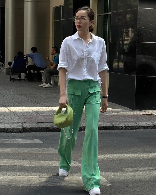 Thao tác sơ vin giúp outfit thêm gọn gàng, tôn dáng hiệu quả.