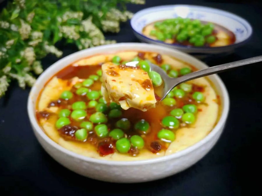 Món trứng hấp đậu Hà Lan có màu sắc bắt mắt, kết cấu mềm mịn và hương vị thơm ngon