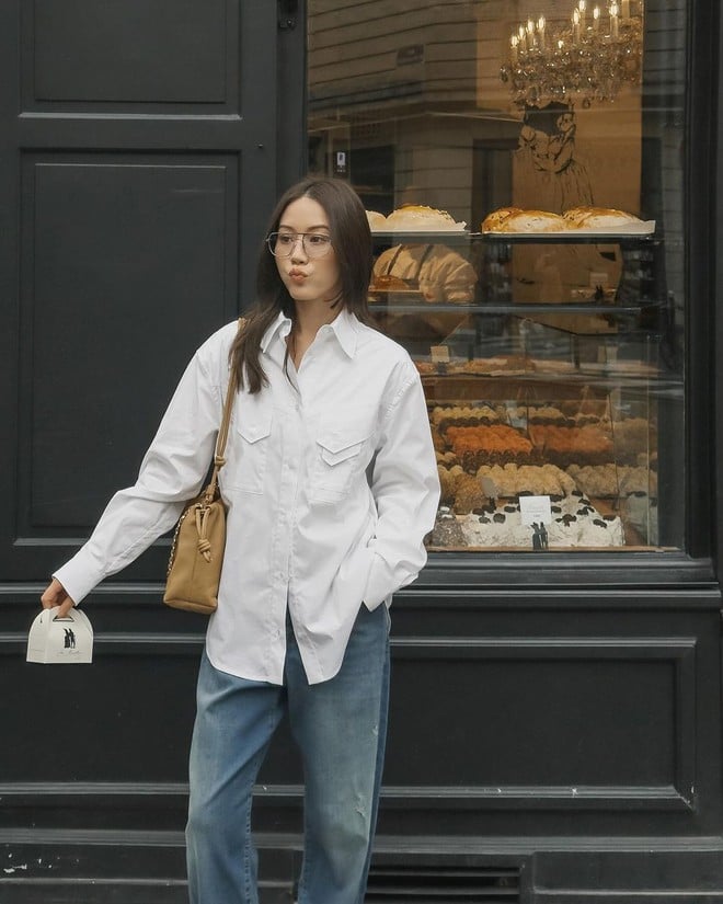 Quần ống rộng cạp cao, sơmi bỏ ngoài quần, tạo vẻ ngoài có chút chất menswear cá tính là cách mà cô nàng này trưng dụng.