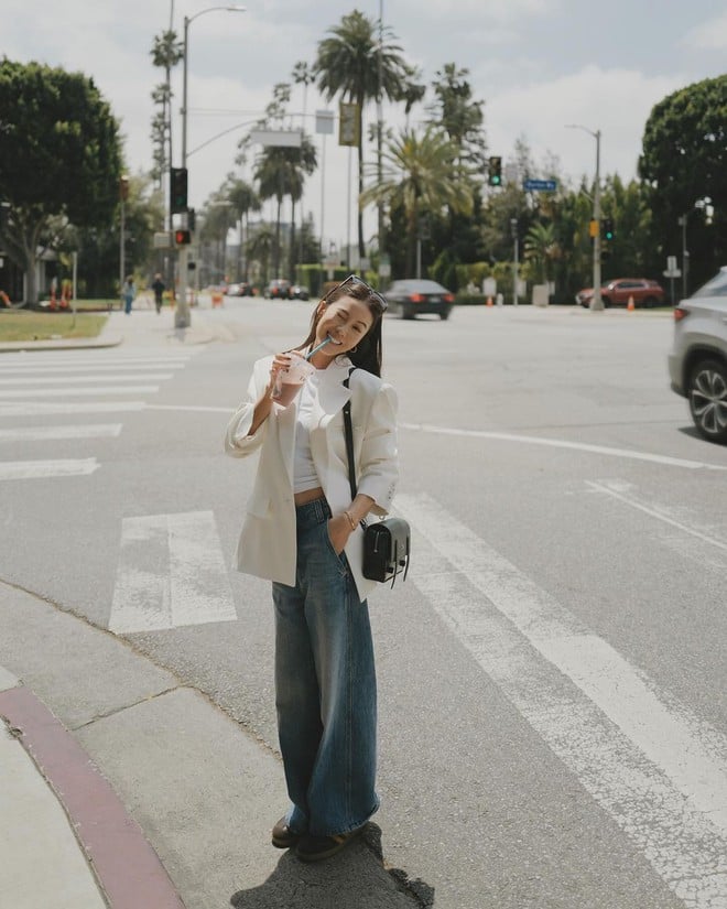 áo blazer đều có phom khá rộng, nếu mặc chung cùng áo trong cũng rộng sẽ khiến tổng thể trông bị xuề xòa
