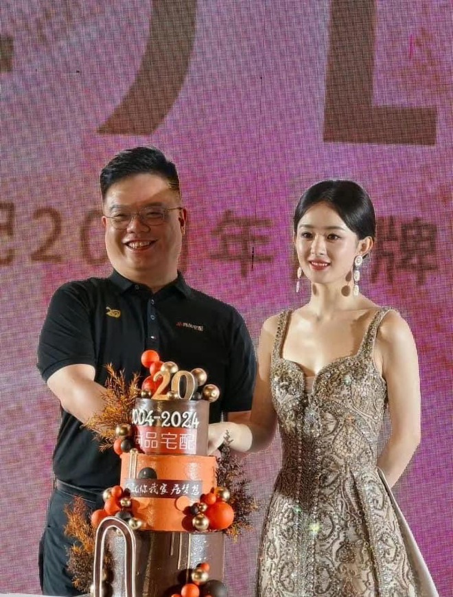 Qua hung thần cam thường, Triệu Lệ Dĩnh vẫn xinh đẹp hết nấc, sáng rực cả một góc sự kiện như tiên tử.    