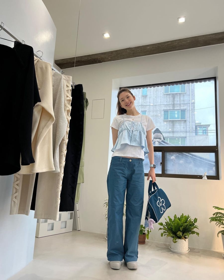 Kim Jin-kyung ghi điểm trong chiếc áo baby tee trắng phối cùng áo hai dây tông màu xanh pastel mát mẻ.