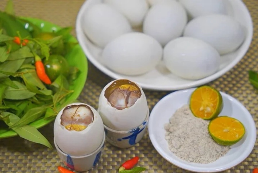  Trứng tươi ngon sẽ nặng và chìm xuống đáy chậu. 