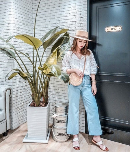 Dép lê luôn phủ sóng trong mùa hè rất ăn nhập quần ống rộng phóng khoáng