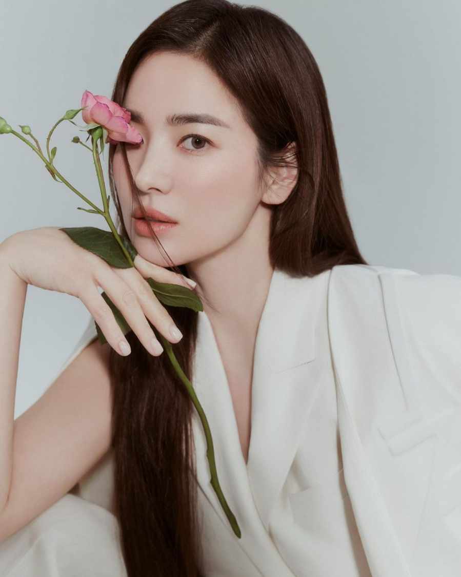 Dùng sữa tươi để cấp ẩm cho Mừng SHBET phiên bản mới 2025 sau 2 bước làm sạch là tẩy trang và sữa rửa mặt