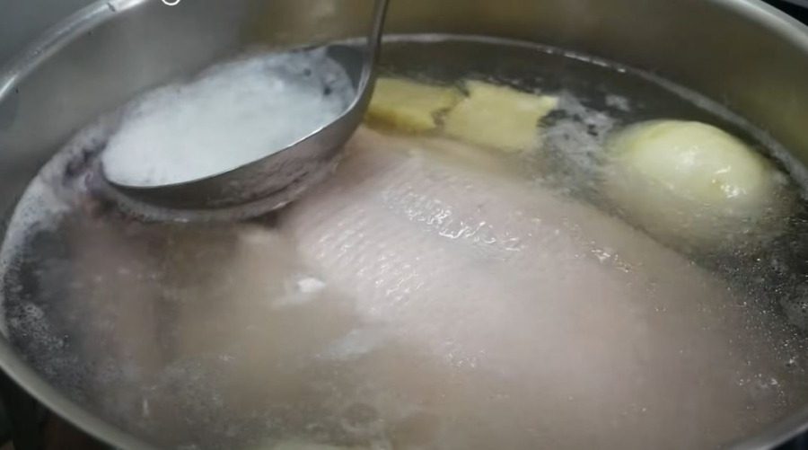 Với món vịt luộc, bạn nên cho thêm một số gia vị vào nồi luộc cùng thịt vịt để Shbet0099 cá cược trực tuyến được thơm ngon hơn.