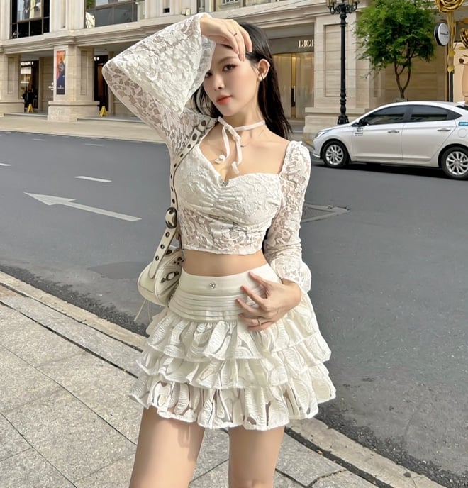 Chị em có thể mix match cùng váy xếp ly, váy dáng bí ngô hoặc váy ren + áo ren.