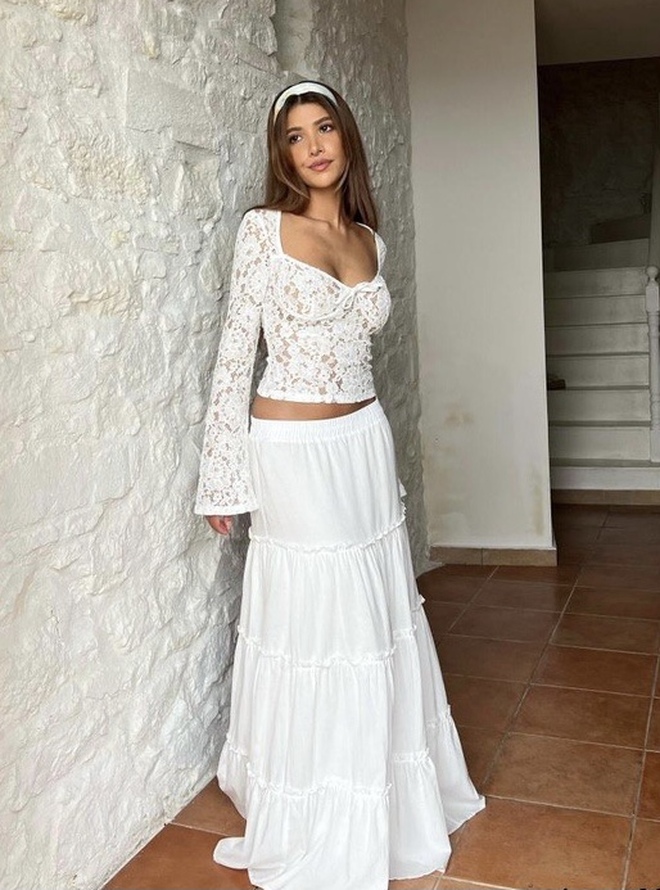 Để “matching” với áo ren thì dù là váy dáng xoè bồng bềnh hay thiết kế đuôi cá cách điệu cũng đều vô cùng hợp cạ. 