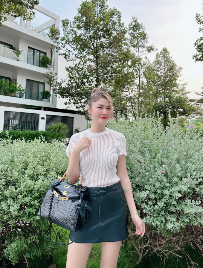 Áo phông và chân váy ngắn là công thức đơn giản để có được những bộ Shbet999 com đăng nhập trẻ trung, nhẹ mát. 