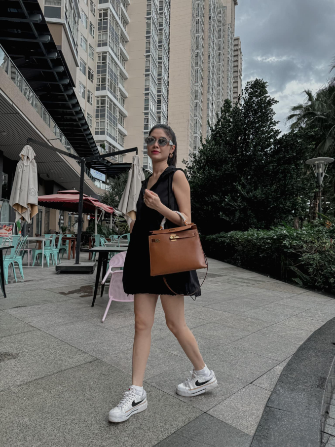 Thủy Anh thường chọn váy ngắn màu trung tính trang nhã nhưng không kém phần thời thượng.