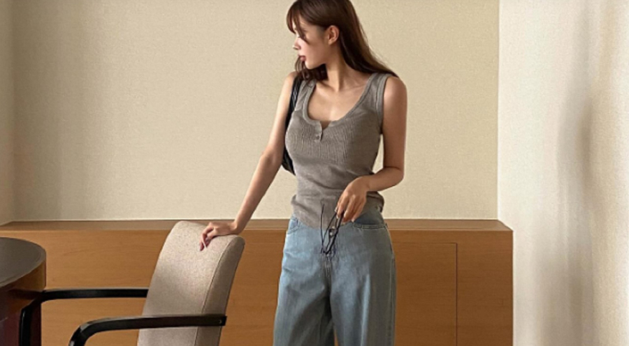 Công thức áo tank top xám kết hợp với quần jeans ống suông đơn giản nhưng vẫn sành điệu.