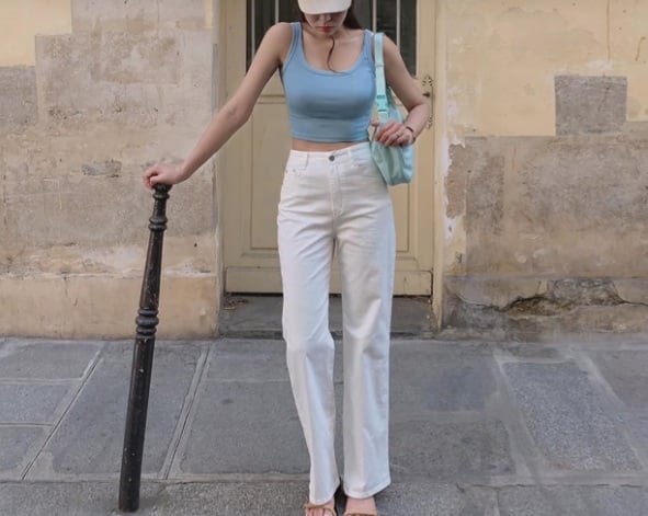Sự kết hợp giữa áo crop top và quần jeans trắng không hề cầu kỳ, nhưng lại tôn dáng hiệu quả.     