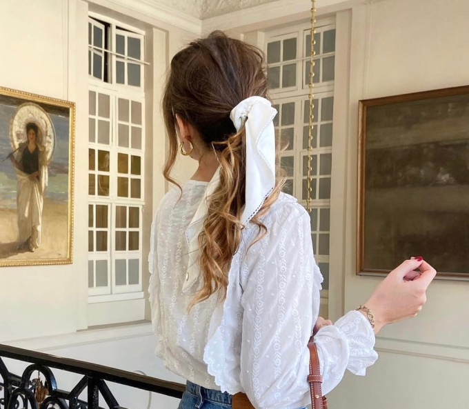 Muốn vẻ ngoài thêm dịu dàng và thanh lịch, tóc buộc thấp là lựa chọn đáng tham khảo. 