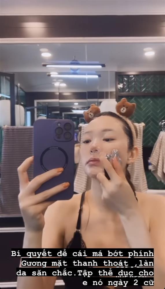 Minh Hằng còn năng massage mặt để giúp da căng hơn, hạn chế việc hình thành nếp nhăn hay da chảy xệ đồng thời giúp chính chủ thư giãn nữa.