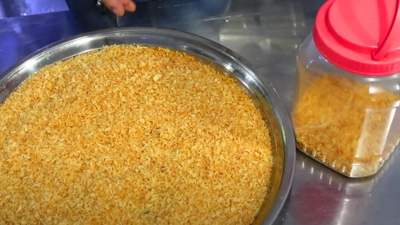 Thành phẩm hạt cơm giòn có màu vàng đẹp mắt, giòn rụm