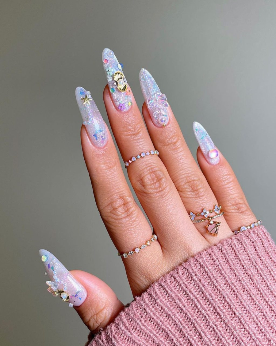 Màu nail mang đến cho bạn một vẻ ngoài lấp lánh và cuốn hút.