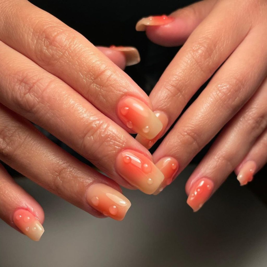 Mẫu nail này không chỉ là một kiểu trang trí móng tay đẹp mắt mà còn mang lại cảm giác thư thái như hoàng hôn. 