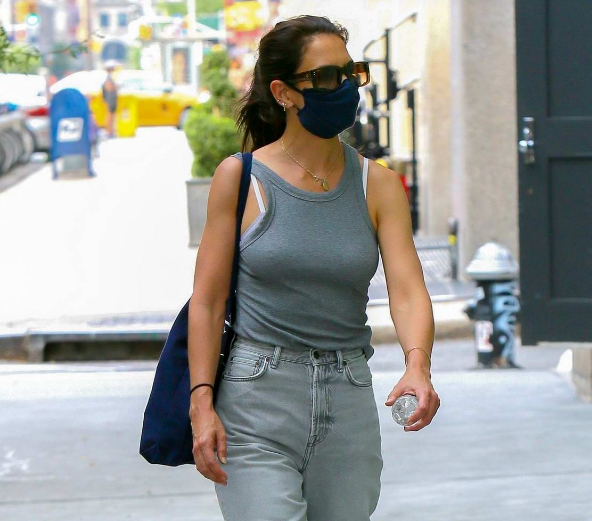 Sự kết hợp giữa áo tank top màu xám và quần jeans ống đứng dù đơn giản nhưng vóc dáng người diện vẫn có độ cao ráo