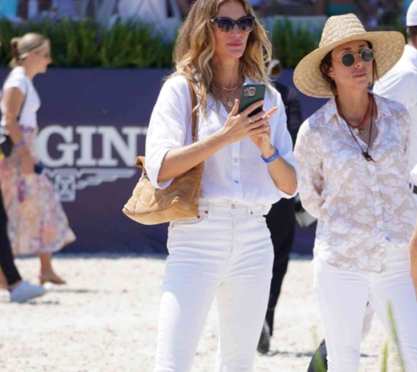 Quần jeans ống đứng mang tông màu trắng mix cùng sơ mi trắng tạo nên bộ Shbet999 com đăng nhập trẻ trung, thanh lịch.