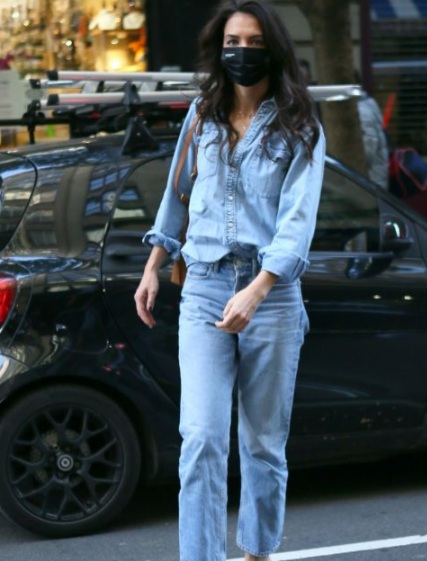 Mix sơ mi denim với quần jeans ống đứng, các quý cô trên 40 tuổi còn ghi điểm thanh lịch. 