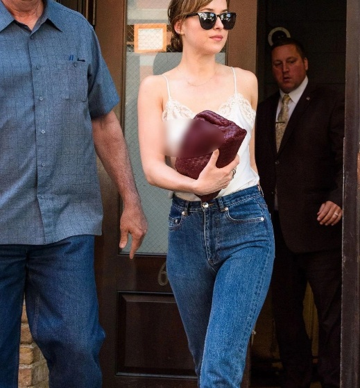 Công thức áo hai dây lụa và quần jeans ống đứng là cách phối đồ khá tươi mới nhưng đảm bảo sự năng động, trẻ trung.     