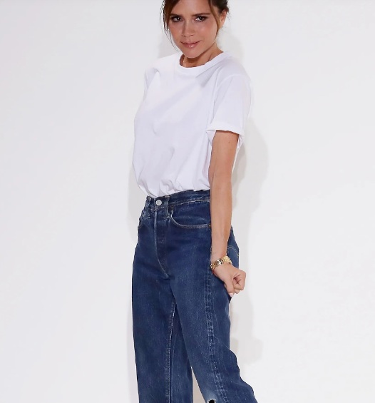 Áo thun trắng và quần jeans ống đứng là công thức quen thuộc nhưng không bao giờ gây nhàm chán.