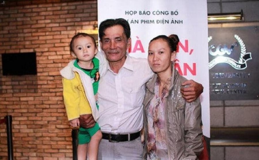 Thương Tín cũng xác nhận, ông và người vợ trẻ này chỉ sống chung và có con, chứ chưa từng đăng kí kết hôn.