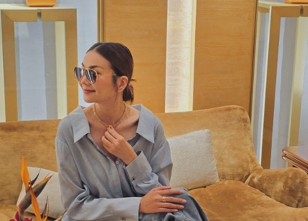 Áo sơ mi luôn kết hợp ăn ý với quần jeans, Thanh Hằng còn ý Link Vào SHBET88 Mới Nhất lý tưởng để áp dụng khi diện áo sơ mi, đó là tóc búi thấp. 