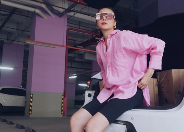 Đôi khuyên tai tròn đã mang đến vẻ long lanh, sang trọng cho outfit.
