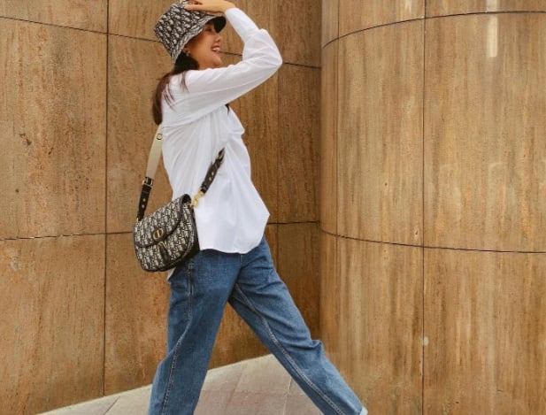 Công thức áo sơ mi trắng và quần jeans ống đứng rất đỗi quen thuộc, vừa hiện đại xen lẫn sự thanh lịch cho người mặc. 