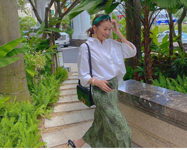 Phạm Thanh Hằng kết hợp sơ mi trắng cùng chân váy họa tiết. 