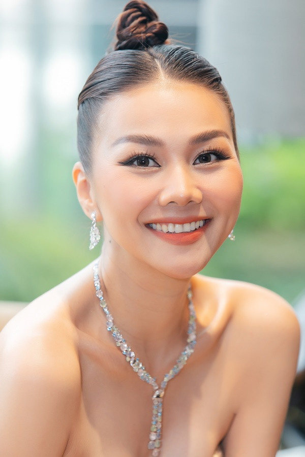 Cô khiến nhiều người trầm trồ bởi Mừng SHBET phiên bản mới 2025 căng mịn, vóc dáng thon gọn.