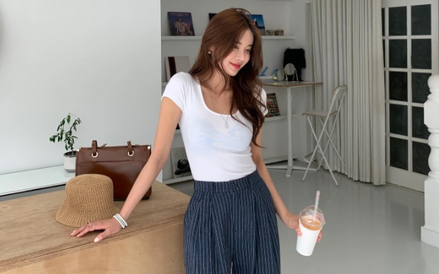 Quần ống suông kẻ sọc kết hợp rất ăn ý với áo thun trắng diện đi làm đi chơi đều đẹp.