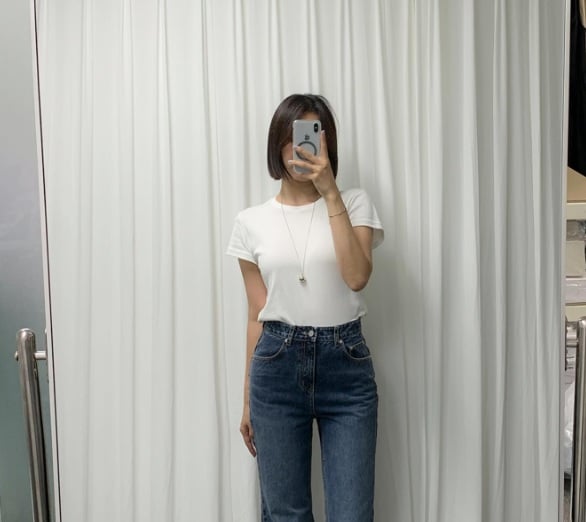 Quần jeans ống loe là một trong những xu hướng thời trang hot, kết hợp cùng áo thun trắng
