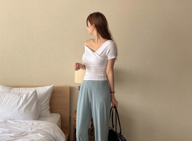 Áo lệch vai và quần màu xanh pastel đã tạo nên bộ Shbet999 com đăng nhập rất trẻ trung, nổi bật. 