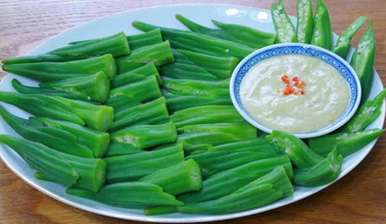 Cách luộc đậu bắp xanh mướt không nhớt