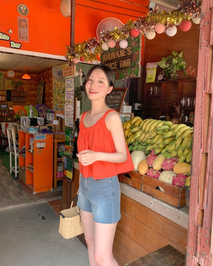 Công thức áo đỏ và quần denim short cũng có sự hài hòa.