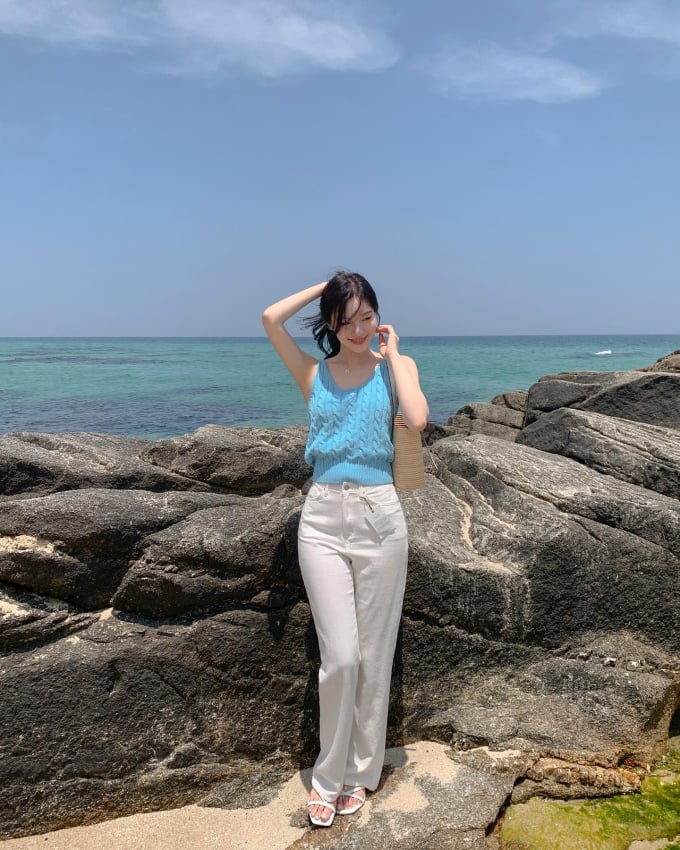 Quần trắng khá bắt mắt nhưng vẫn có nét dịu dàng.