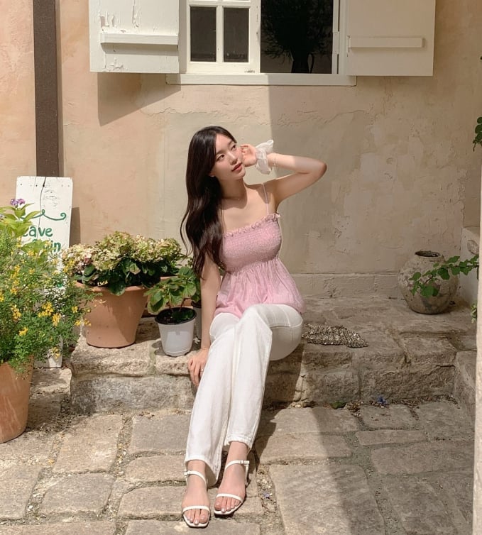 Công thức áo hai dây màu hồng pastel và quần trắng vừa sành điệu vừa tôn lên nét nữ tính và quyến rũ của người mặc, các nàng nên tham khảo.    