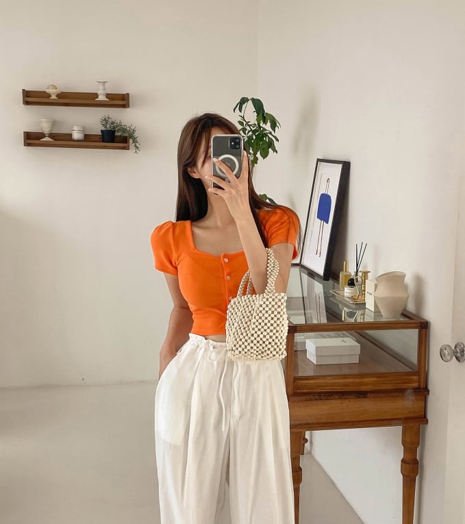 Cách đơn giản để chinh phục những item màu cam chính là kết hợp cùng đồ trắng