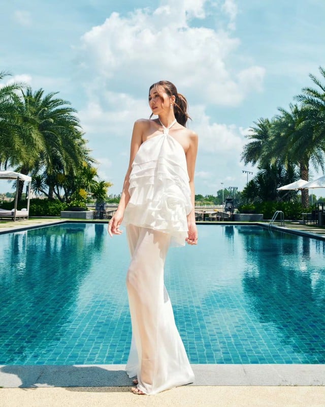 Chất liệu voan mỏng nhẹ để khi người đẹp di chuyển sẽ tạo hiệu ứng bay bổng chuẩn 