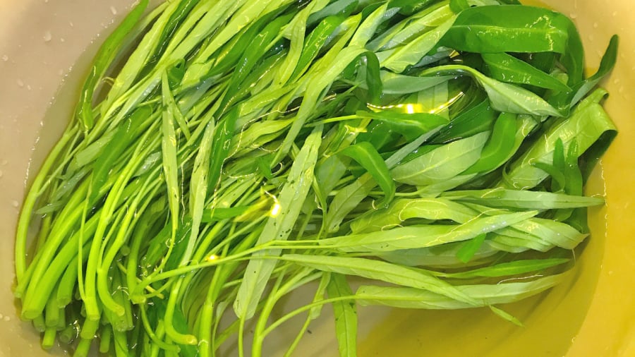Sau khi đã lặt xong, rửa rau dưới vòi nước nhiều lần để loại bỏ bụi bẩn, sau đó ngâm rau trong nước muối khoảng 10-15 phút để đảm bảo sạch khuẩn