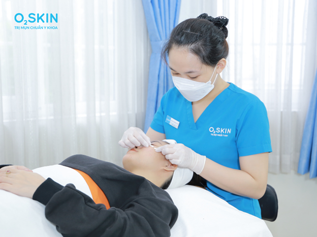 Lấy nhân mụn nên được thực hiện đúng cách để tránh gây tổn thương da.