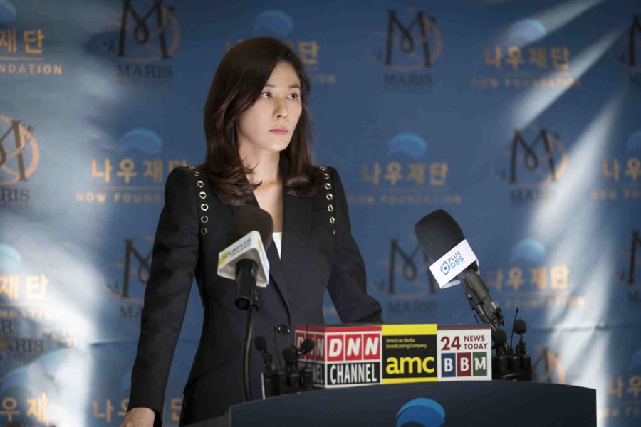Nữ diễn viên chọn những bộ suit, blazer được cắt may hoàn hảo, với đường nét ôm sát tôn lên vóc dáng thanh mảnh.