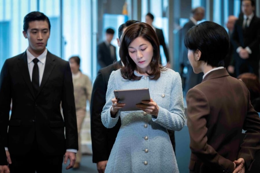 Đặc biệt cô thường chọn những gam màu trung tính như đen, kem, xanh da trời. 