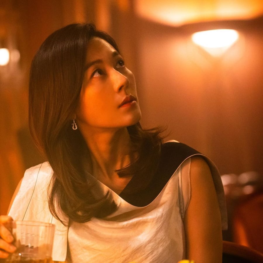 Kim Ha Neul luôn chú trọng đến việc chọn phụ kiện và Shbet111 kèo cá cược world cup phù hợp.