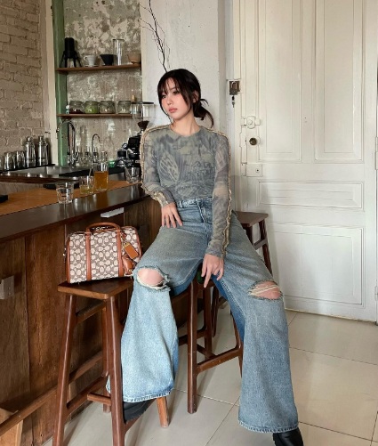 Quần jeans ống rộng còn đang là xu hướng và các mỹ nhân Việt không bỏ qua món đồ này.